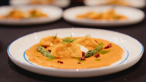Raviolis aux crevettes, sauce à la bisque et chantilly au tofu