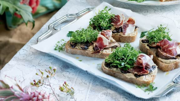 Sandwich ouvert aux champignons et au jambon ibérique