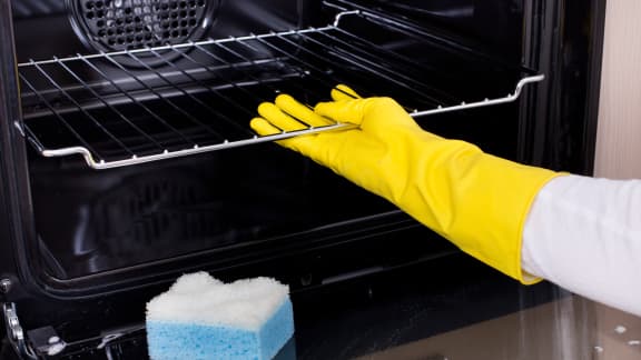 Comment nettoyer votre four facilement et rapidement