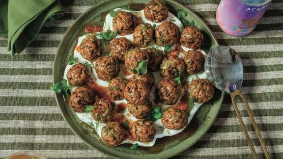 Boulettes de poulet aux herbes, yogourt citronné et huile épicée