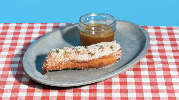 Churros aux épices à tourtière, caramel au sirop d'érable