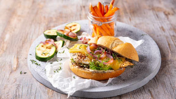 Burger de poulet avec mayonnaise aux olives et fromage Queijo de Sao Jorge