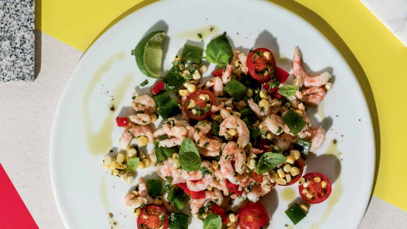 Salade de maïs cru, crevettes et herbes fraîches