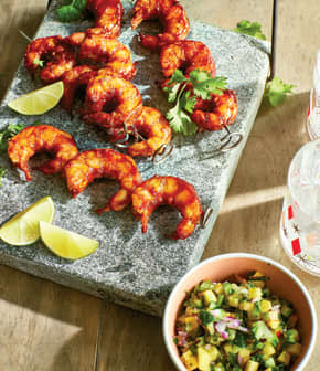 Brochettes de crevettes, salsa de pêches
