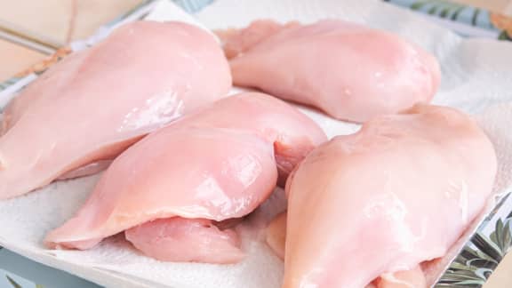 Rincer son poulet cru avant de le cuire : oui ou non?