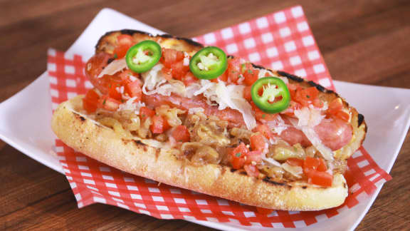 Hot-dog américain aux oignons caramélisés et salsa piquante