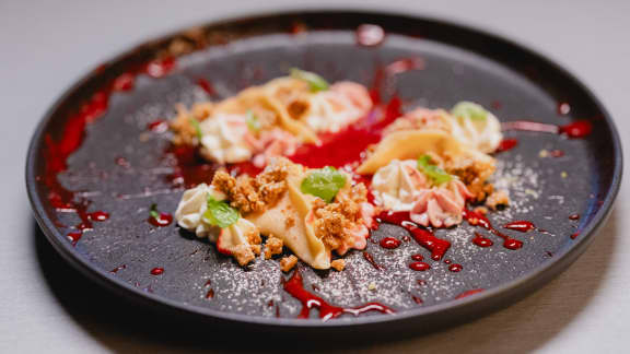 Pâtes fraîches au fromage, coulis de fraises, crumble Graham et basilic