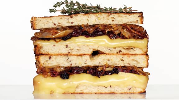 Grilled cheese au cheddar, échalotes confites et canneberges