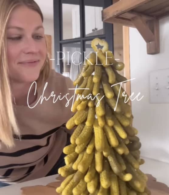 Ce sapin de cornichons est le centre de table parfait pour un apéro festif
