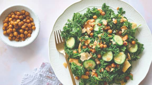 Salade de kale et de pois chiches, style falafel