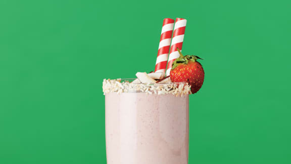 Lait de soya frappé à la noix de coco et aux fraises