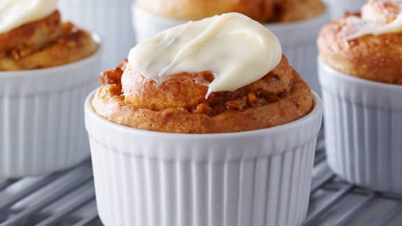 Brioche banane et noix avec glaçage au chocolat blanc