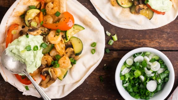 Pitas aux crevettes et légumes cajun & sauce à l’avocat et lime au Air Fryer