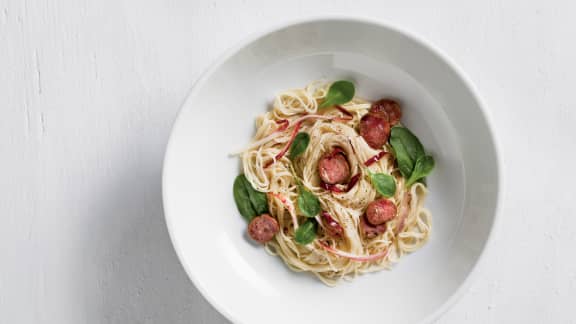 Capellinis au saucisson, miel, endives et verdure