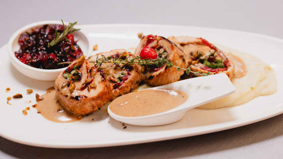 Roulade de dinde farcie, purée et compotée de canneberges