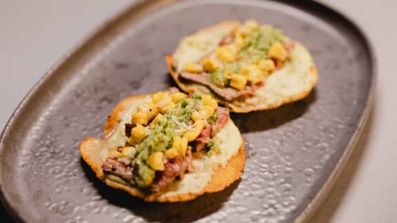 Tostadas de bœuf, salsa verde, crème à l’avocat et maïs grillé