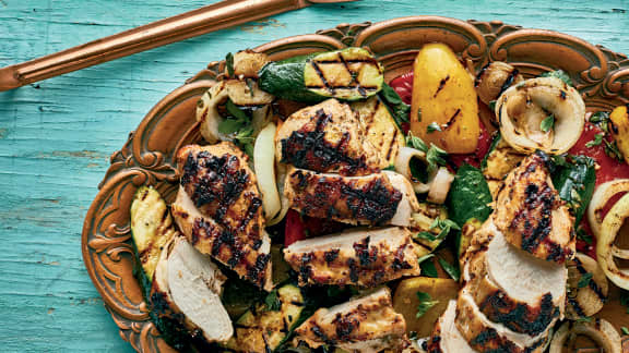 Mardi : Poitrines de poulet marinées au yogourt et légumes grillés