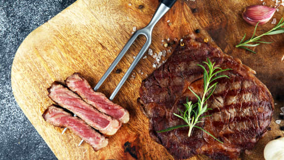Manger du steak pendant les règles : une bonne idée ou une simple tendance ?