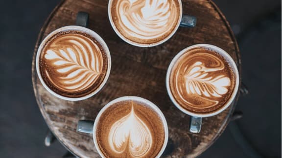 Un café gourmand le jour qui se transforme en bar à vin le soir