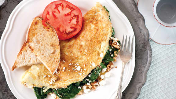 Omelette aux épinards, au fromage de chèvre et aux noix de grenoble