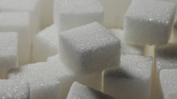 X erreurs courantes à éviter quand on remplace le sucre par du miel ou du sirop d’érable