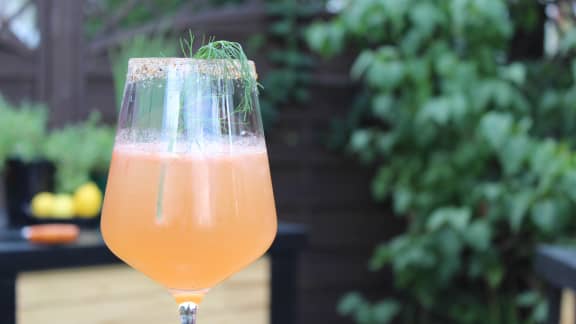 Cocktail au porto blanc et au pamplemousse grillé