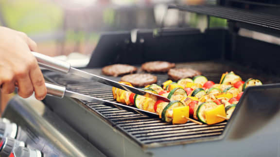 5 étapes simples pour éliminer l’odeur de barbecue incrustée dans vos vêtements