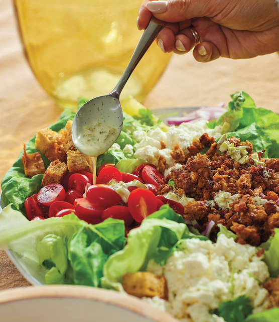 Salade de dinde épicée à l'avocat, croûtons multigrains