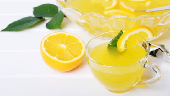 Voici 5 effets sur le corps lorsqu'on boit de l'eau citronnée tous les jours