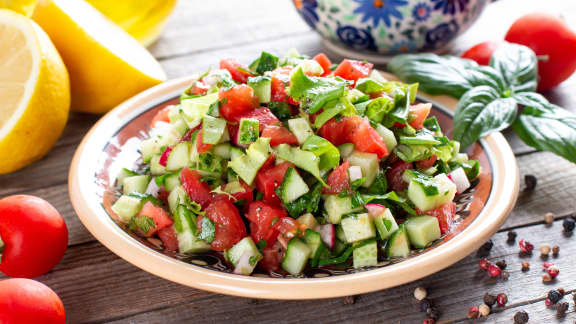 Voici pourquoi vous devez éviter les salades tomates-concombres si vous avez des troubles digestifs