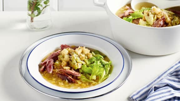 Soupe aux pois et jarret de porc fumé