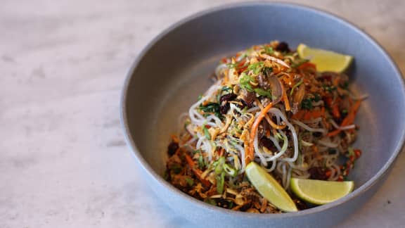 Salade Japchae, bœuf, patate douce, canneberges, coriandre et sésame