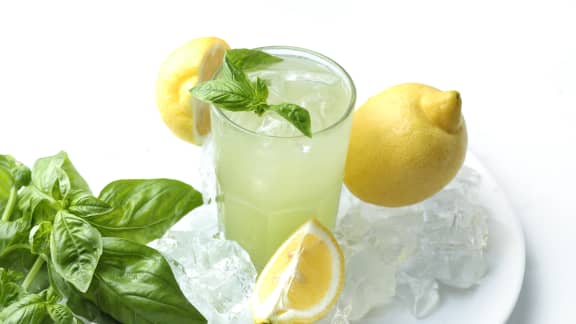 Limonade pétillante au citron et basilic