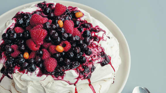 Pavlova aux petits fruits sauvages