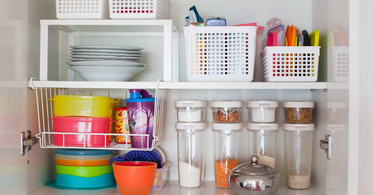 Guide Astuces - Comment créer un rangement pratique pour les produits  ménagers 👍 13 utilisations inattendues des paniers en plastique 
