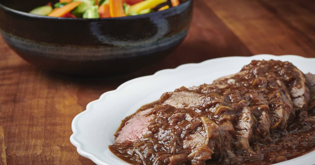 Rôti de bœuf avec sauce aux oignons caramélisés | Zeste