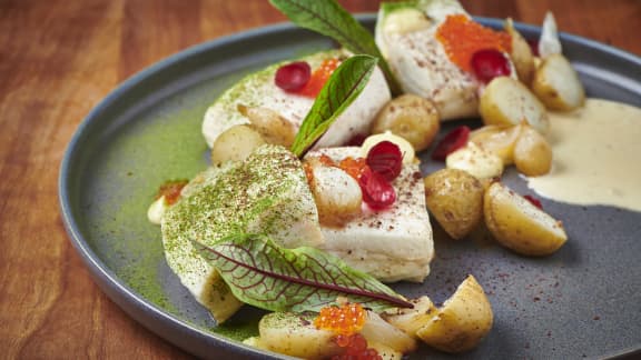 Flétan au lait d’oseilles, pommes de terre nouvelles au sumac, oeufs de truite et aïoli au charbon