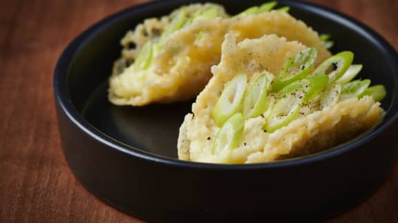 Aligot de pommes de terre sur croustille de parmesan et oignons verts