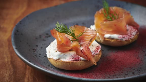 Gravlax de truite au fouetté d’aneth, câpres et citron sur bagel rôti