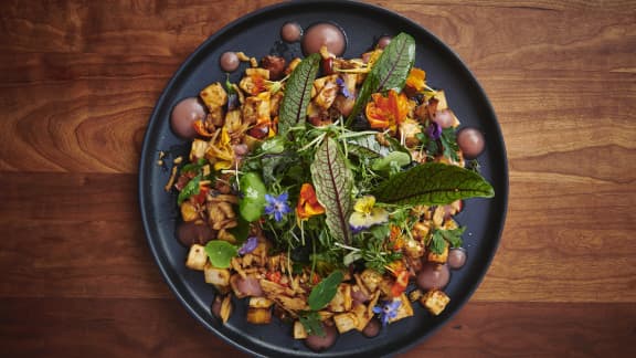 Céleri-rave et pommes rôties, carminé, herbes et fleurs du jardin, vinaigrette au cidre