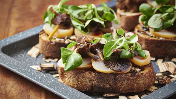 Toast au beurre de figue, aux pétoncles fumés et pickle de chanterelles