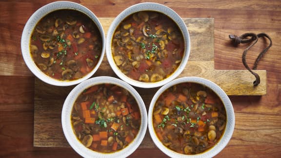 Ce bouillon maison est détox, anti-inflammatoire, énergisant et facilite la digestion!