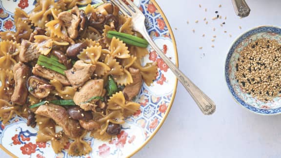 Farfalles au porc et aux champignons à l'asiatique