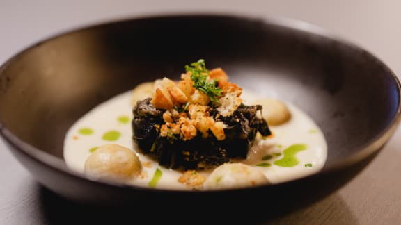 Escargots au pastis, crème d’ail et champignons marinés