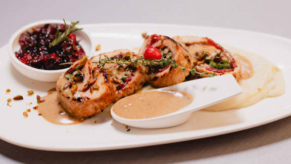 Roulade de dinde farcie, purée et compotée de canneberges