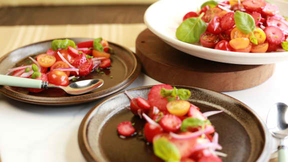 Salade de tomates cerises, fraises et basilic