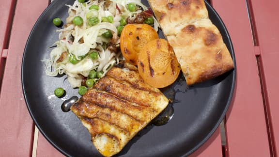 Cheddar frais grillé, salade de fenouil et de radicchio, abricots grillés