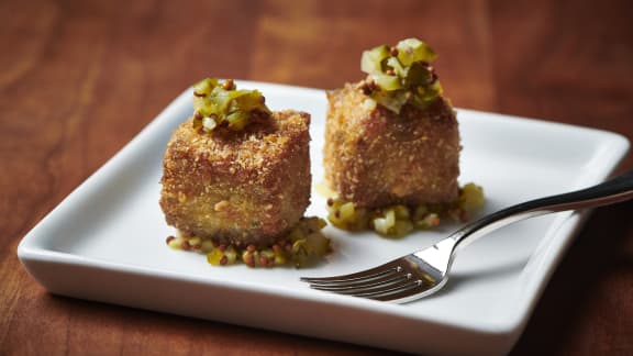 Joue de bœuf croustillante et fromage en grains, tapenade de cornichons