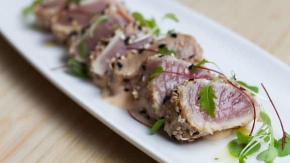 Tataki de thon albacore en croûte de sel de céleri