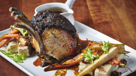 Carré de porc en croute de café, gratin de céleri-rave et pomme de terre, petits légumes glacés